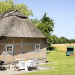 Urgemuetliche Reetdachkate Mit Grossem Kamin Und Sauna