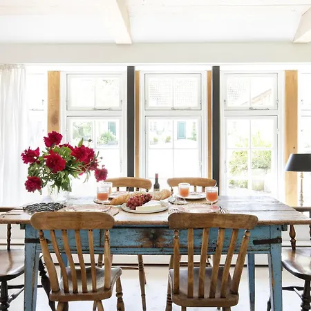 Urgemuetliche Reetdachkate Mit Grossem Kamin Und Sauna *