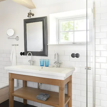 Urgemuetliche Reetdachkate Mit Grossem Kamin Und Sauna