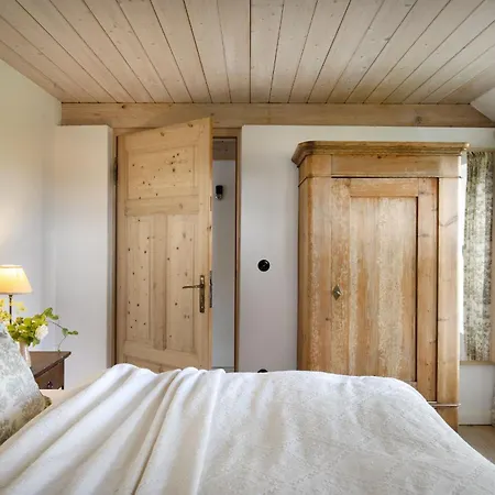 Urgemuetliche Reetdachkate Mit Grossem Kamin Und Sauna בית נופש