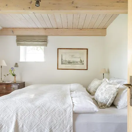 Urgemuetliche Reetdachkate Mit Grossem Kamin Und Sauna *